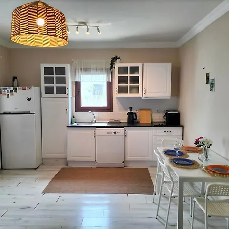 Apartamento Two Bedroom Flat At - Upper Floor