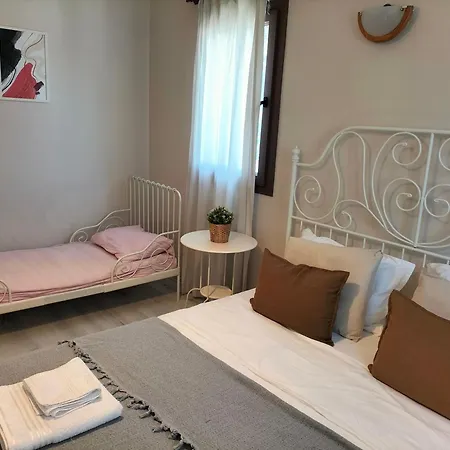 Apartamento Two Bedroom Flat At - Upper Floor